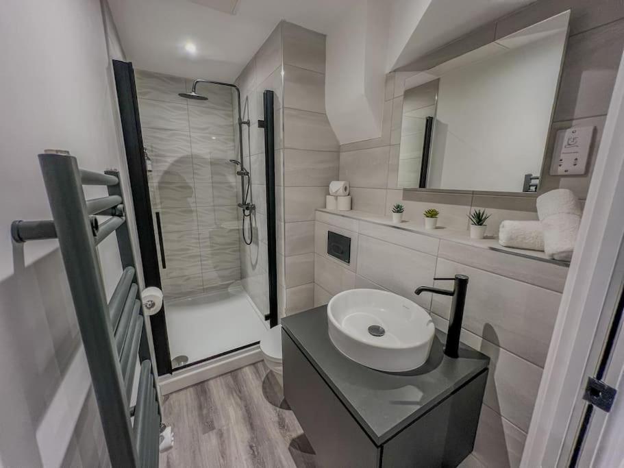 Orange Rentals-High Spec, Midnight Suite, Sleeps 4-Pets Welcome! Liverpool Luaran gambar